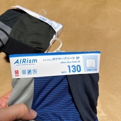 値下げ新品 ユニクロキッズパンツ　エアリズム ボクサーブリーフ130の画像