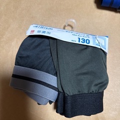 値下げ新品 ユニクロキッズパンツ　エアリズム ボクサーブリーフ130の画像