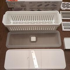 7/20までの限定出品！ニトリ　1台10役　コンパクトスライサー　ザル付き保存容器セットの画像