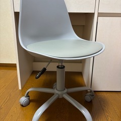 【お譲り先決定しました⚠️】学習机&イスの画像