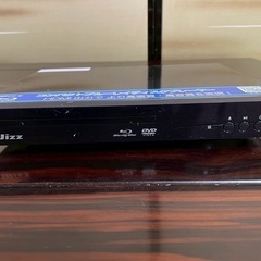 DVDプレイヤーとケーブルの画像