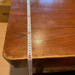 重厚なテーブルの画像