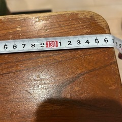 重厚なテーブルの画像
