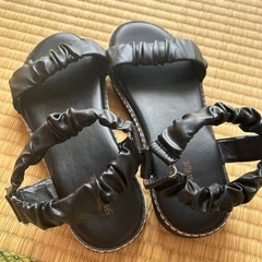ギャザーベルトサンダル(シューラルー)の画像