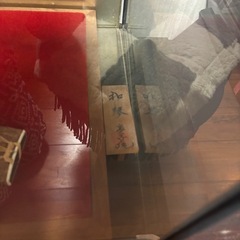 ことを弾く女性の人形の画像