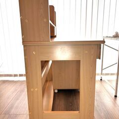 【無料】小中学生向け 勉強机（使用歴7年）の画像