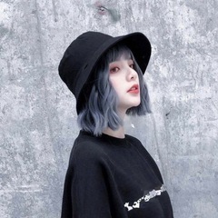 値下げ不可フルウィッグ/ブルーショートウェーブ ハット一体型 黒 UVの画像