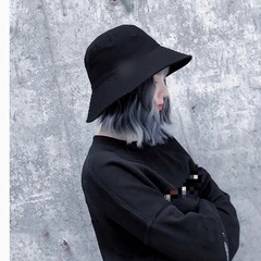 値下げ不可フルウィッグ/ブルーショートウェーブ ハット一体型 黒 UVの画像