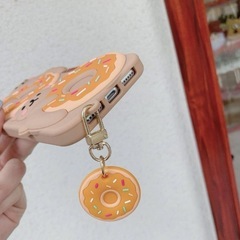 かわいいくまのiPhone11ケース　ドーナツのチャーム付きの画像