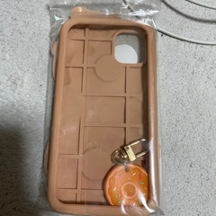 かわいいくまのiPhone11ケース　ドーナツのチャーム付きの画像