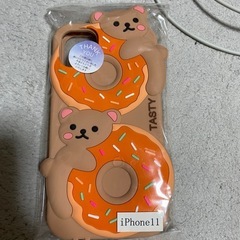かわいいくまのiPhone11ケース　ドーナツのチャーム付きの画像