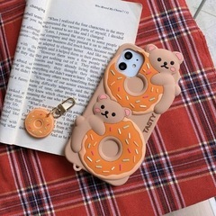 かわいいくまのiPhone11ケース　ドーナツのチャーム付きの画像