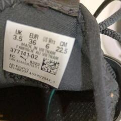 0718-005 PUMAスニーカー22.5の画像