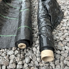 畑で使う黒いシートの画像