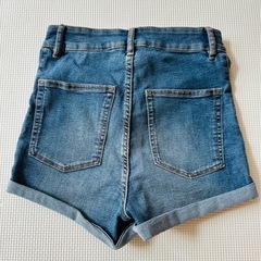 H&M デニムショートパンツ Sの画像
