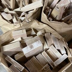 薪　キャンプ・ストーブなどに　木工屋から出る薪　カット加工済み　引き取りのみ　シーズン到来バーベキューのお供に7.7.18の画像
