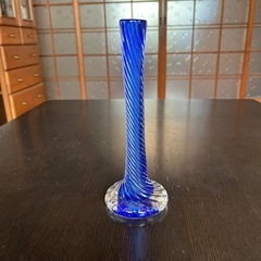 ブルーのガラスの一輪挿し　メーカー不明　シンプル　花瓶　花器