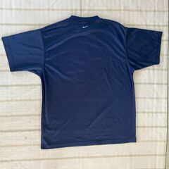 ナイキ半袖　 練習着　メンズＬ　紺色 (バスケットボール文字有り）の画像