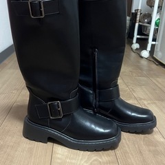 黒いハイブーツ
