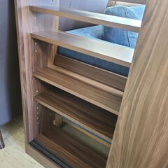 J1082【リユースのサカイ柏店】カウンター下収納　スリム本棚　引き戸収納　クリーニング済　参考価格10,775円の画像