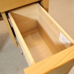 unico(ウニコ)の CLARUS-mini(クラルスミニ) アッシュ材 ドレッサーです。1人暮らしぴったりなコンパクトサイズの鏡台。ナチュラルな質感とレトロデザインは北欧スタイルなどにも♪の画像