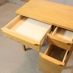 unico(ウニコ)の CLARUS-mini(クラルスミニ) アッシュ材 ドレッサーです。1人暮らしぴったりなコンパクトサイズの鏡台。ナチュラルな質感とレトロデザインは北欧スタイルなどにも♪の画像