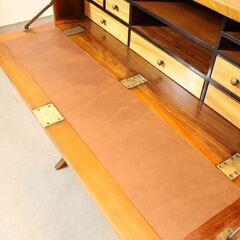 THE CONRAN SHOP(コンランショップ)取扱い、フランスの高級家具ブランド STARBAY(スターベイ)のIndochine ローズウッド ライティングデスクです。クラシックなデザインの机♪の画像