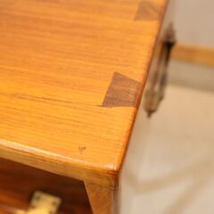 THE CONRAN SHOP(コンランショップ)取扱い、フランスの高級家具ブランド STARBAY(スターベイ)のIndochine ローズウッド ライティングデスクです。クラシックなデザインの机♪の画像