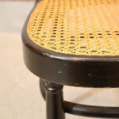 THONET(トーネット)社のラタンを使用した207Rベントウッドチェアです。座面と背張りに通気性にも優れた籐を使用しているので座り心地も良いレトロな雰囲気のダイニングチェアーです♪の画像