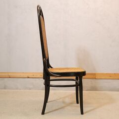 THONET(トーネット)社のラタンを使用した207Rベントウッドチェアです。座面と背張りに通気性にも優れた籐を使用しているので座り心地も良いレトロな雰囲気のダイニングチェアーです♪の画像