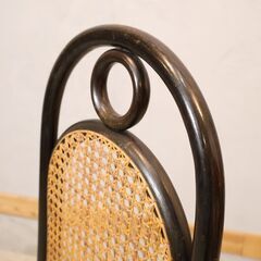 THONET(トーネット)社のラタンを使用した207Rベントウッドチェアです。座面と背張りに通気性にも優れた籐を使用しているので座り心地も良いレトロな雰囲気のダイニングチェアーです♪の画像
