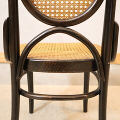 THONET(トーネット)社のラタンを使用した207Rベントウッドチェアです。座面と背張りに通気性にも優れた籐を使用しているので座り心地も良いレトロな雰囲気のダイニングチェアーです♪の画像