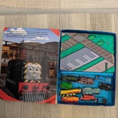 トーマス＆フレンド　英語本とフィギュアプレイマットの画像