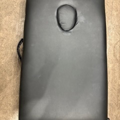 折りたたみマッサージベッド　施術の画像