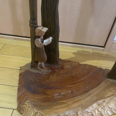 木陰で読書する少女　木製オブジェの画像