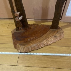 木陰で読書する少女　木製オブジェの画像