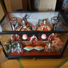 雛飾り（ガラスケース入り）の画像