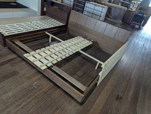 キングサイズのコンセント付きベッドフレームです！！※長期在庫により、すのこに汚れがありますのでご了承下さい。