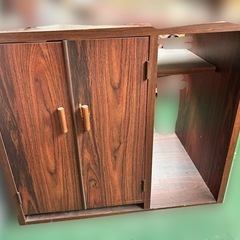 【無料】木製キャビネット 扉付き収納棚 レトロ 裏板なし 現状渡しの画像