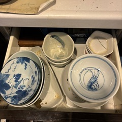 皿や鍋などの画像