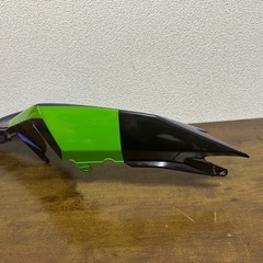 カワサキニンジャ250 ex250l右リアテールカウル
の画像