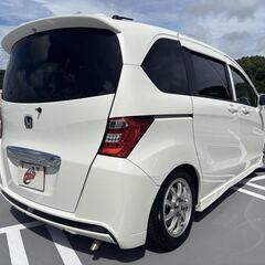 神奈川【自社ローン】保証人無可★全国対応★フリード【Gエアロ ジャストセレクション】車検2年付/社外15インチAW/左パワスラ/社外グリル/社外バンパー/ローダウン/TV/DVD再生/スマートキー/バックカメラ/ウォークスルーの画像