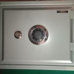 未使用品、古い耐火金庫 耐火金庫 VEPOX ベポックス ダイヤル式金庫 重量30〜40キロ 鍵とダイヤルナンバー付き　開閉確認しました　一部塗装剥がれあり　熊谷市籠原地区　引き取り限定の画像