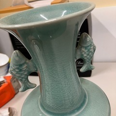 ☆値下げ☆A2507-478   趙京洙作 青色陶器花瓶 魚の持ち手付き 骨董品  の画像