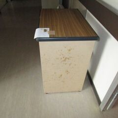 旧診療所で使用していたサイドテーブルです。の画像