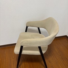アイボリーで、座り心地が良いニトリの椅子の画像