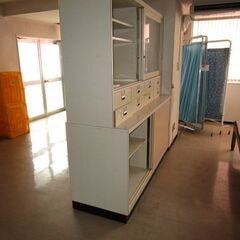 旧診療所で使用していた薬剤棚です。の画像