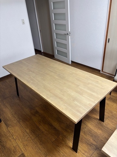 シンプルモダンなデザインのテーブル