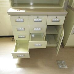 旧診療所で使用していた調剤棚です。の画像