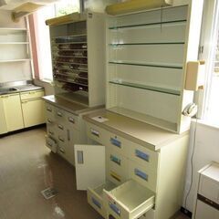 旧診療所で使用していた調剤棚です。の画像